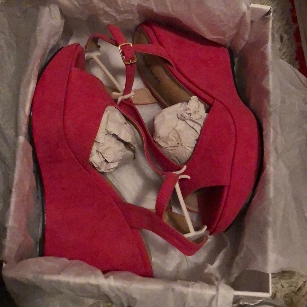 Styluxe Bright  fuchsia platforms. Brushed suede feel. - Picture 8 of 12